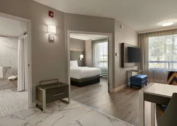 Embassy Suites by Hilton Montreal Airport hotel thumbnail 7