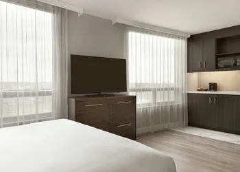 Embassy Suites by Hilton Montreal Airport hotel thumbnail 8