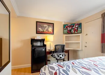 Red Roof Inn & Suites Monterey hotel thumbnail 6