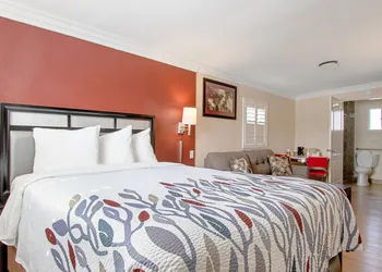 Red Roof Inn & Suites Monterey hotel thumbnail 7
