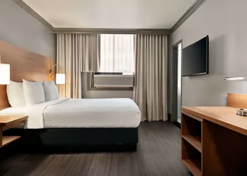 Days Inn by Wyndham Vancouver Downtown hotel thumbnail 5