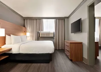 Days Inn by Wyndham Vancouver Downtown hotel thumbnail 7