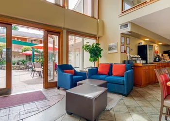 Econo Lodge Inn & Suites hotel thumbnail 2