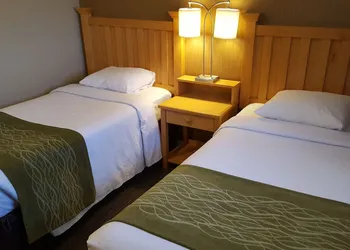 Econo Lodge Inn & Suites hotel thumbnail 7