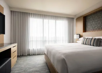 Vancouver Airport Marriott hotel thumbnail 3