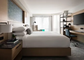 Vancouver Airport Marriott hotel thumbnail 4