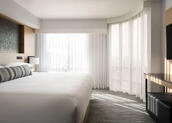 Vancouver Airport Marriott hotel thumbnail 7