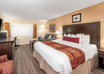 Ramada by Wyndham Coquitlam hotel thumbnail 5