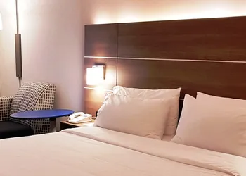 Holiday Inn Express & Suites Surrey by IHG hotel thumbnail 8