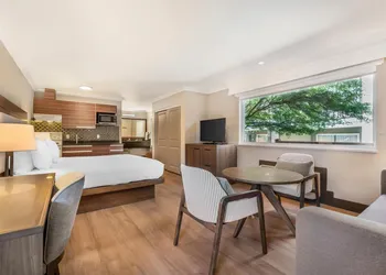 Best Western Plus Burnaby Hotel hotel thumbnail 7