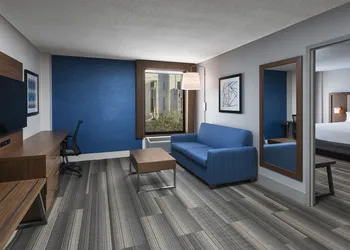 Holiday Inn Express Nashville Downtown - Broadway by IHG hotel thumbnail 3