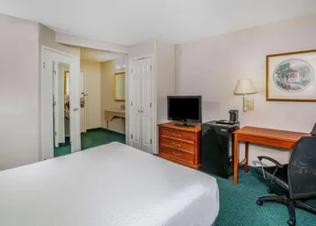 La Quinta Inn & Suites by Wyndham Nashville Franklin hotel thumbnail 4