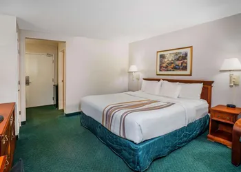 La Quinta Inn & Suites by Wyndham Nashville Franklin hotel thumbnail 8