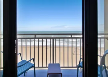 Holiday Inn Express & Suites VA Beach Oceanfront by IHG hotel thumbnail 3