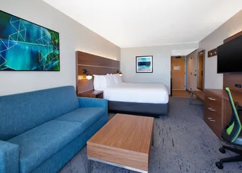 Holiday Inn Express & Suites VA Beach Oceanfront by IHG hotel thumbnail 6