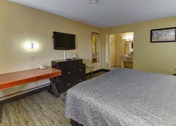 Econo Lodge Virginia Beach Town Center hotel thumbnail 8