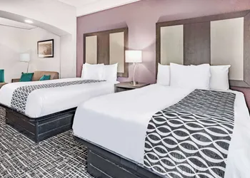 La Quinta Inn & Suites by Wyndham Norfolk hotel thumbnail 2