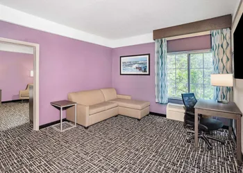 La Quinta Inn & Suites by Wyndham Norfolk hotel thumbnail 3