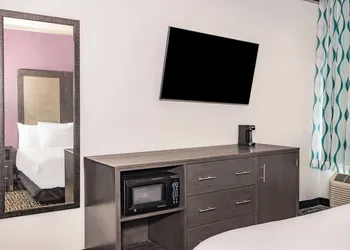 La Quinta Inn & Suites by Wyndham Norfolk hotel thumbnail 7
