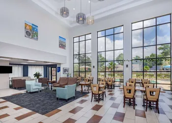 Days Inn & Suites by Wyndham Savannah Midtown hotel thumbnail 2