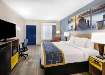 Days Inn & Suites by Wyndham Savannah Midtown hotel thumbnail 5