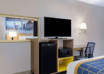 Days Inn & Suites by Wyndham Savannah Midtown hotel thumbnail 7