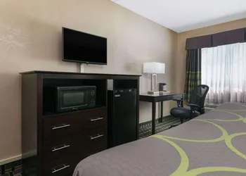Super 8 by Wyndham Grand Prairie North hotel thumbnail 7