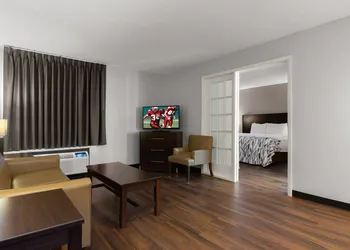 Red Roof Inn & Suites Savannah Airport hotel thumbnail 6