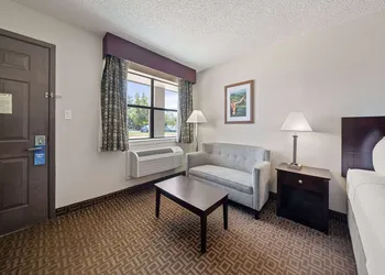 Days Inn by Wyndham Round Rock hotel thumbnail 3