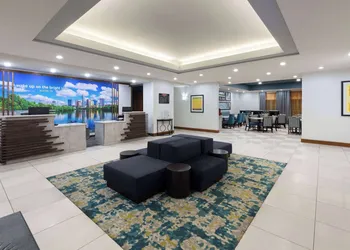 La Quinta Inn & Suites by Wyndham Austin NW/Lakeline Mall hotel thumbnail 3