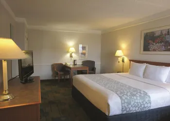 Super 8 by Wyndham Austin South / I-35 hotel thumbnail 2