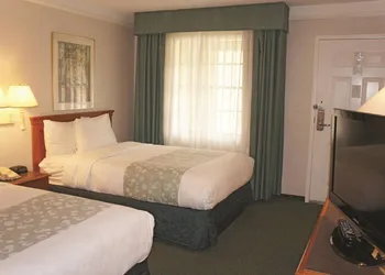 Super 8 by Wyndham Austin South / I-35 hotel thumbnail 3