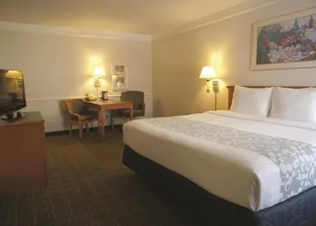Super 8 by Wyndham Austin South / I-35 hotel thumbnail 5
