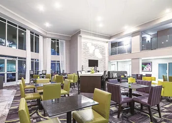 La Quinta Inn & Suites by Wyndham Austin Airport hotel thumbnail 4