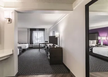 La Quinta Inn & Suites by Wyndham Austin Airport hotel thumbnail 7