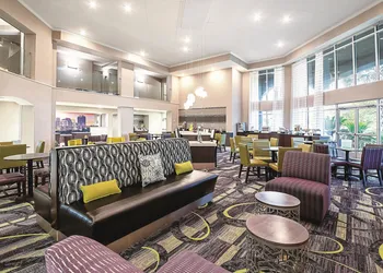 La Quinta Inn & Suites by Wyndham Austin Airport hotel thumbnail 3