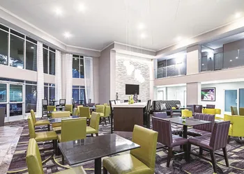 La Quinta Inn & Suites by Wyndham Austin Airport hotel thumbnail 4