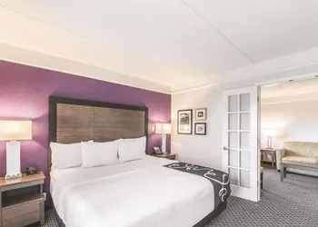 La Quinta Inn & Suites by Wyndham Austin Airport hotel thumbnail 6