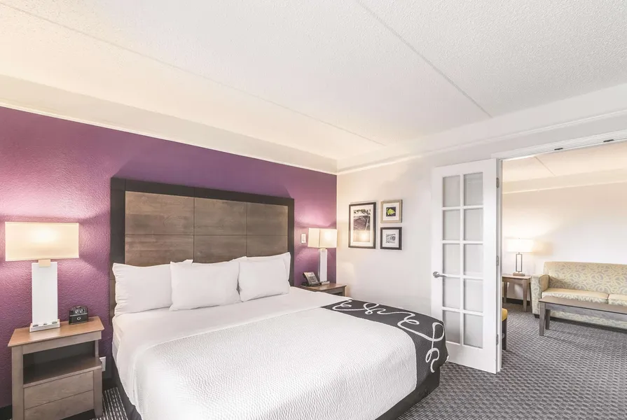 La Quinta Inn & Suites by Wyndham Austin Airport hotel detail image 6