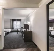 La Quinta Inn & Suites by Wyndham Austin Airport hotel detail image 7