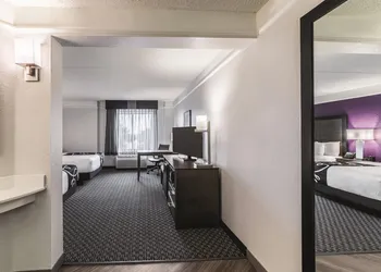 La Quinta Inn & Suites by Wyndham Austin Airport hotel thumbnail 7