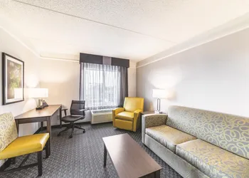 La Quinta Inn & Suites by Wyndham Austin Airport hotel thumbnail 8