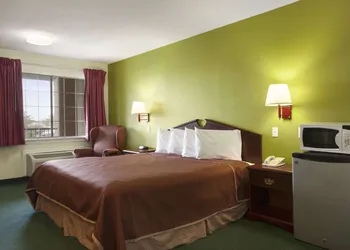 Howard Johnson by Wyndham Grand Prairie Near Lone Star Park hotel thumbnail 3
