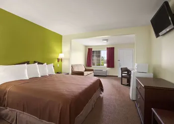 Howard Johnson by Wyndham Grand Prairie Near Lone Star Park hotel thumbnail 4