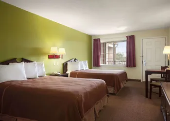 Howard Johnson by Wyndham Grand Prairie Near Lone Star Park hotel thumbnail 5