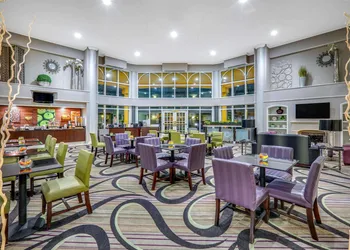 La Quinta Inn & Suites by Wyndham Dallas - Addison Galleria hotel thumbnail 2