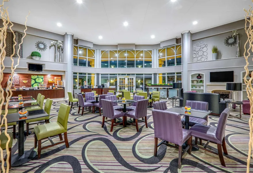 La Quinta Inn & Suites by Wyndham Dallas - Addison Galleria hotel detail image 2