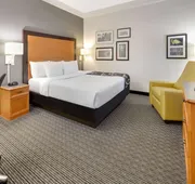La Quinta Inn & Suites by Wyndham Dallas - Addison Galleria hotel detail image 4