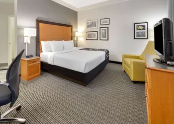 La Quinta Inn & Suites by Wyndham Dallas - Addison Galleria hotel thumbnail 4