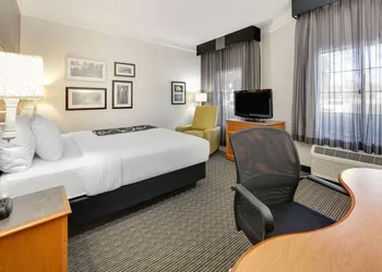 La Quinta Inn & Suites by Wyndham Dallas - Addison Galleria hotel thumbnail 5